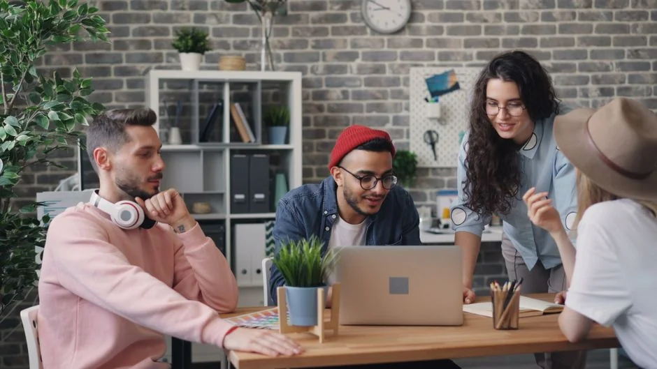 our-story Un ordinateur portable Lenovo affichant la connexion Facebook à côté d'une plante de lavande en intérieur.